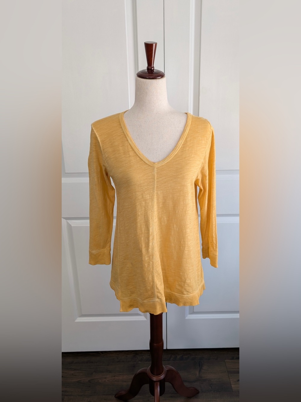 ELLIOTT LAUREN Silvie Rib 3/4 Sleeve V-Neck Tee Yellow Size XS